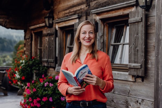 Katharina Afflerbach mit ihrem Buch «Bergsommer: Wie mir das Leben in den Alpen Kraft und Klarheit schenkte» (Bilder Katharina Afflerbach)