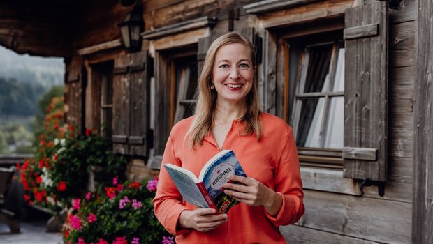 Katharina Afflerbach mit ihrem Buch «Bergsommer: Wie mir das Leben in den Alpen Kraft und Klarheit schenkte» (Bilder Katharina Afflerbach)