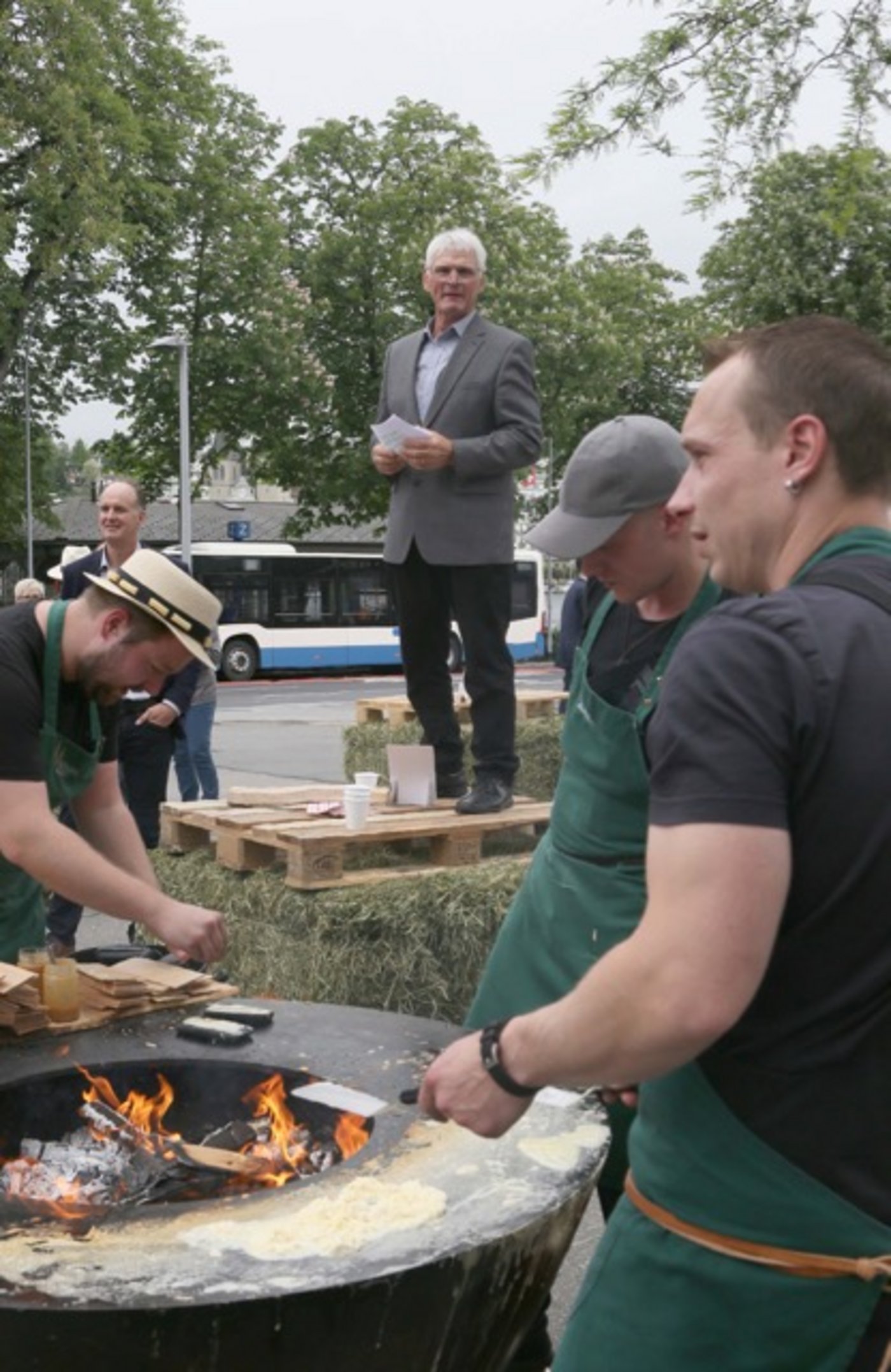 Auf dem Bahnhofplatz Luzern klärte Präsident Walter Münger die Passanten über die Aktion von Heumilch Schweiz auf. 