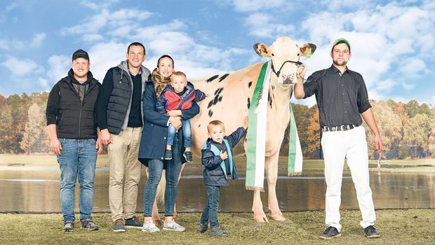 Felix Würth (2. v. l.) mit seiner zur Miss Holstein erkorenen Kuh Corona an der Olma.