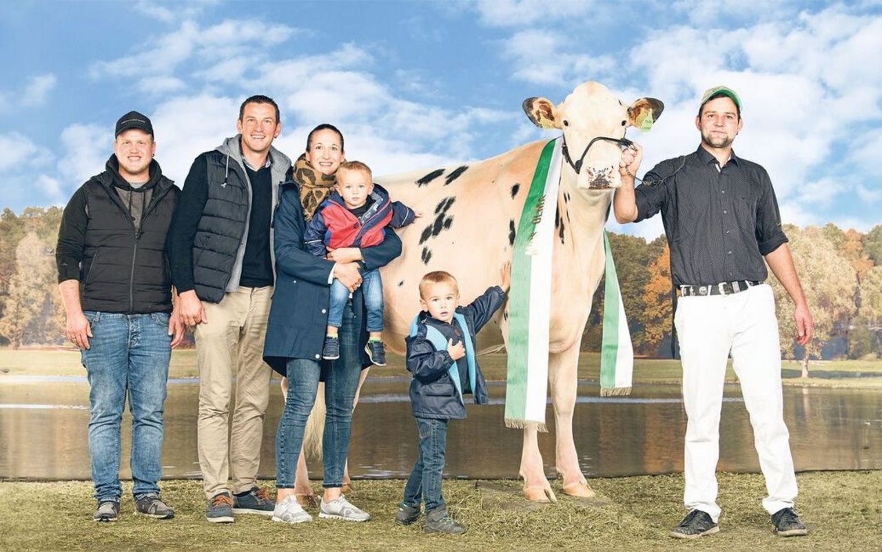 Felix Würth (2. v. l.) mit seiner zur Miss Holstein erkorenen Kuh Corona an der Olma.