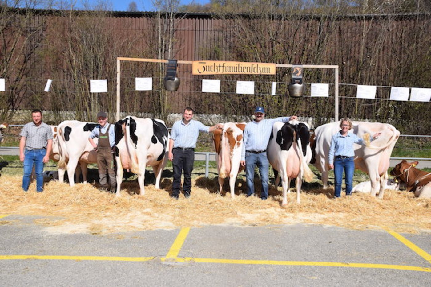 Glückliche Züchterinnen, glückliche Züchter und Helfer.