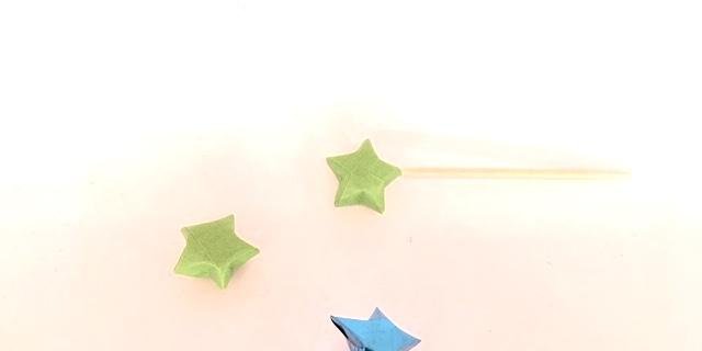 Mit festerem Geschenkpapier ist das Falten einfacher. Es gelingt aber auch mit dünnerem Glanzpapier. (Bilder jsc)