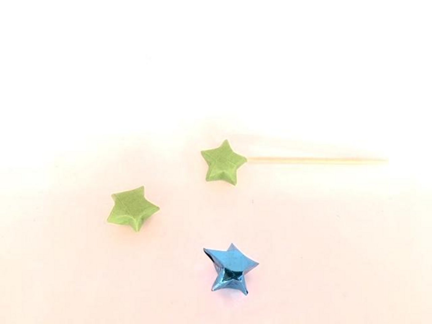 Mit festerem Geschenkpapier ist das Falten einfacher. Es gelingt aber auch mit dünnerem Glanzpapier. (Bilder jsc)