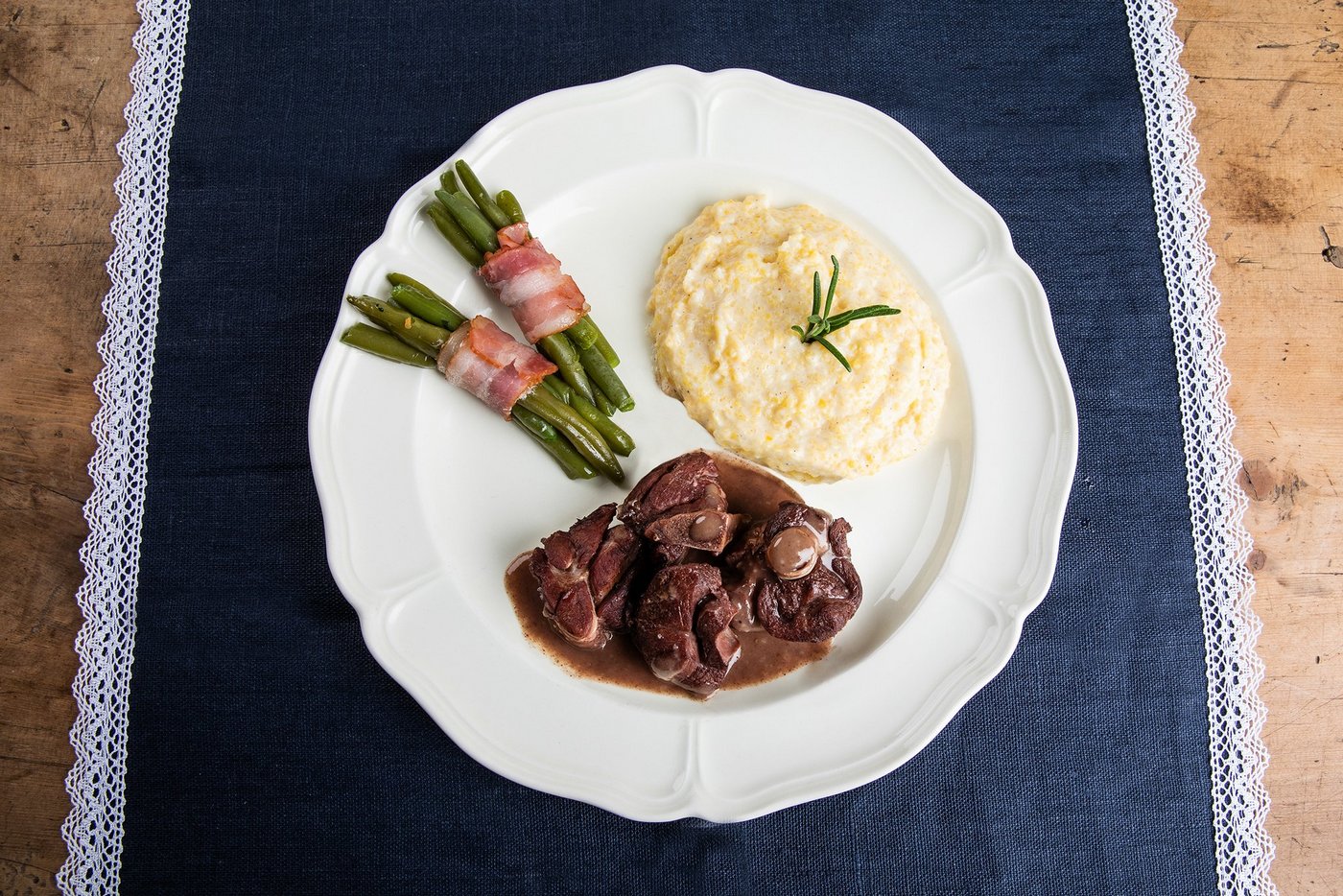 Gitzipfeffer mit Polenta und Bohnenbündeli. (Bilder SRF/Ueli Christoffel)