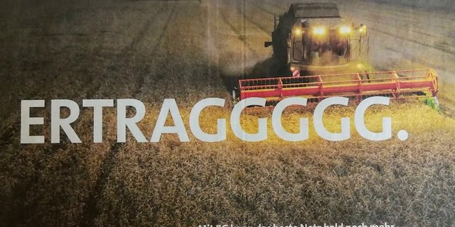 Zwei Mähdrescher mit Beleuchtung dreschen in dunkler Nacht Weizen. Mit diesem Sujet wirbt der grösste nationale Mobilfunkanbieter für eine effizient vernetzte Landwirtschaft und für die neue 5G-Technologie in der Zeitung Der Bund. (Bild sbu)