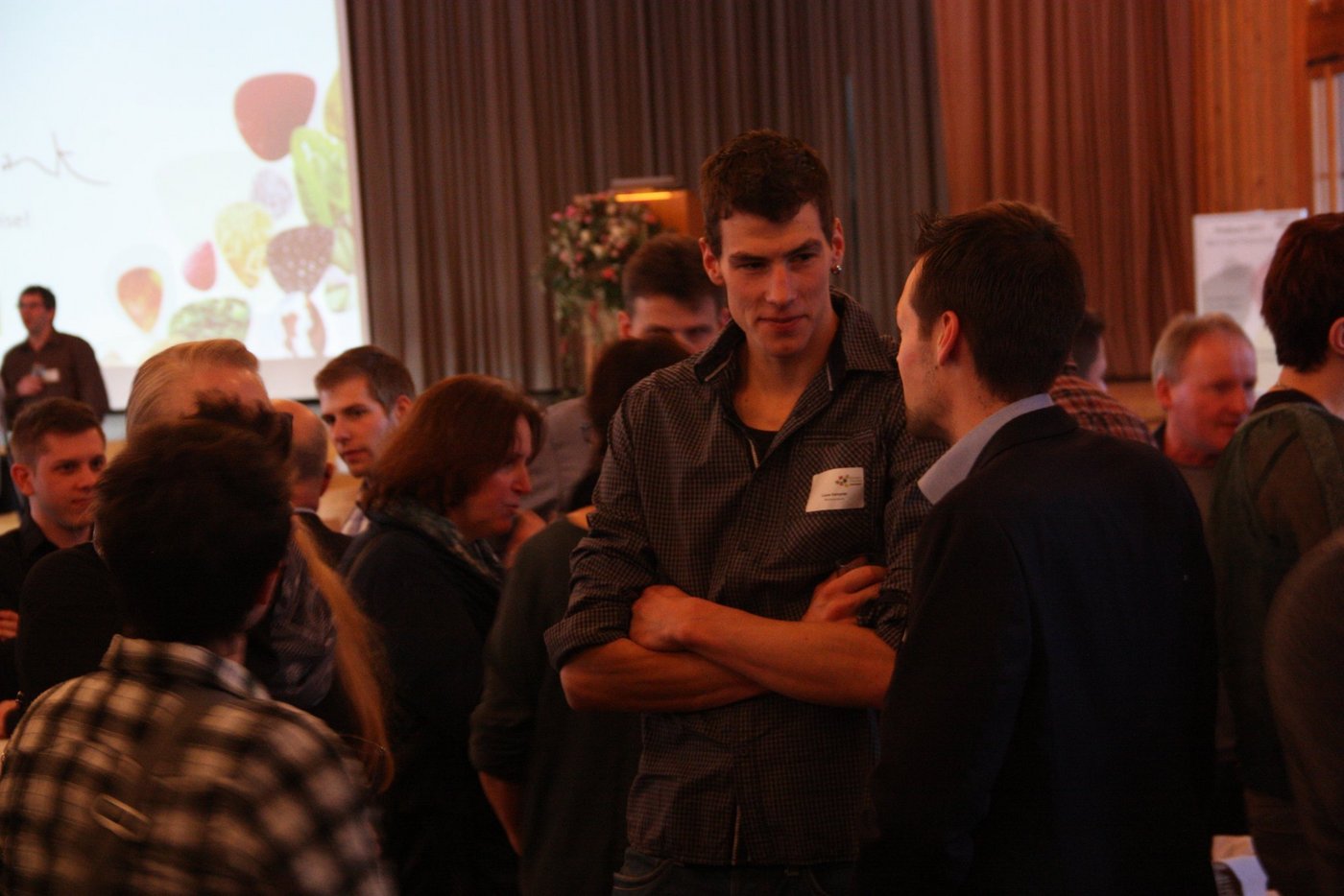 Im zweiten Teil der Veranstaltung blieb den Teilnehmerinnen und Teilnehmern genug Zeit, um sich auszutauschen, so wie hier Lucas Kempter, Meisterlandwirt (Bildmitte), mit Christian Bucher, Inforama Seeland, Ins. 