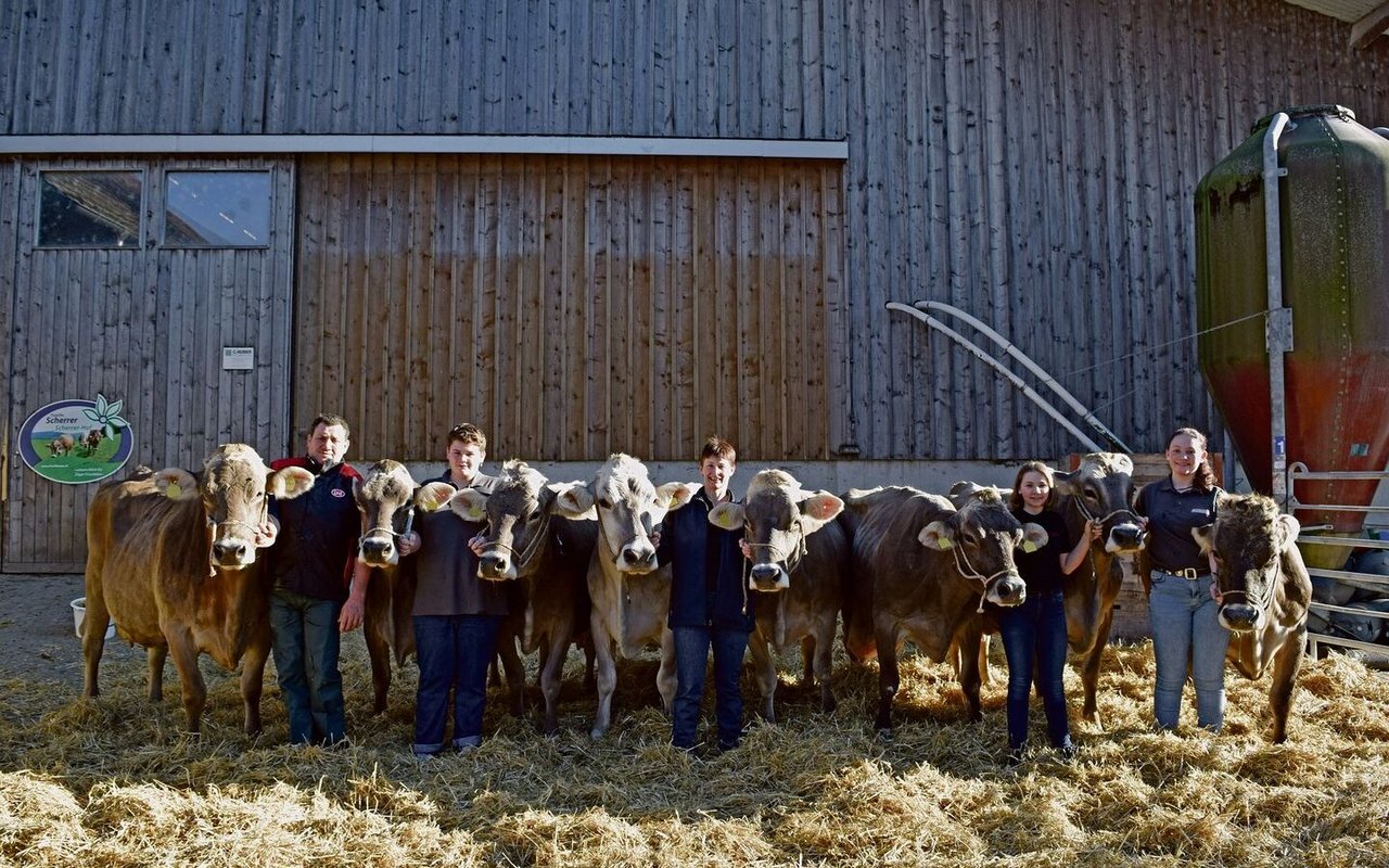 Familie Scherrer mit Hansueli, Reto, Andrea, Rahel und Ramona und ihren acht 100 000-er-Kühen (v. l.): Sereina, Regina, Flora, Ulli, Bella, Wega, Sara und Gisi.