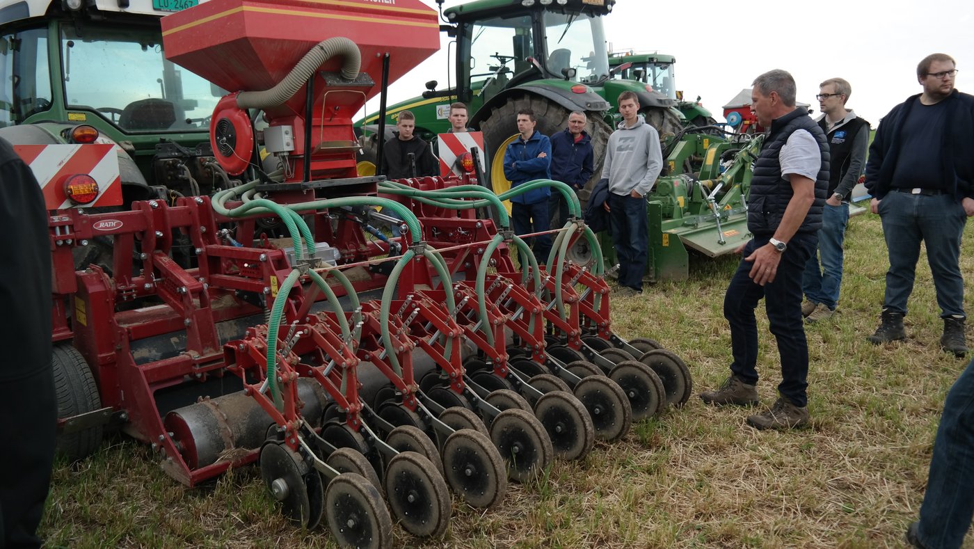 Herbert Schmid erklärt die Maschinen.