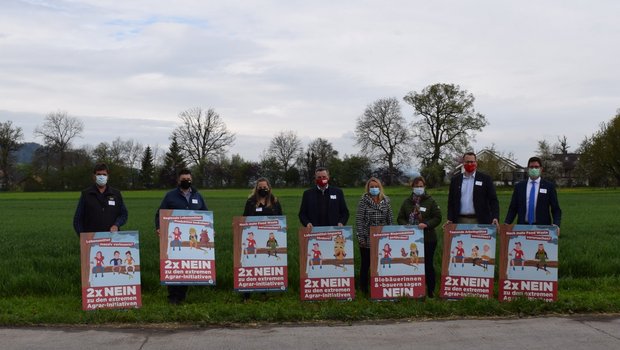 Das Berner Komitee sagt Nein zu den beiden Agrarinitiativen und zeigte an einer Medienkonferenz deren befürchtete Auswirkungen auf. (Bild Berner Bauernverband)