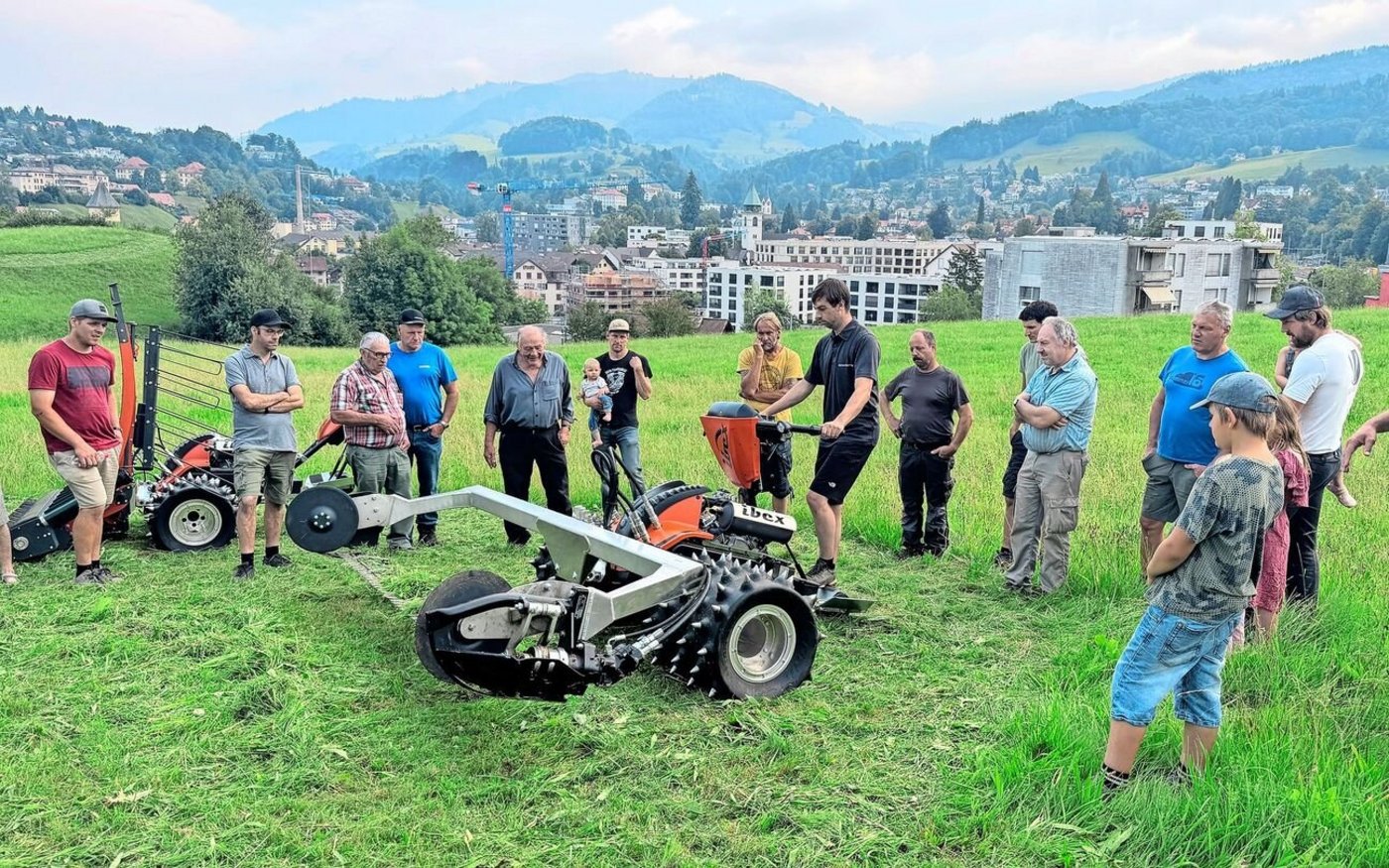 Michael Ramseier von der Ramseier Fahrzeug und Maschinen AG – dem Generalimporteur von Ibex –  zeigt die verschiedenen Funktionen des Ibex G2-P. 