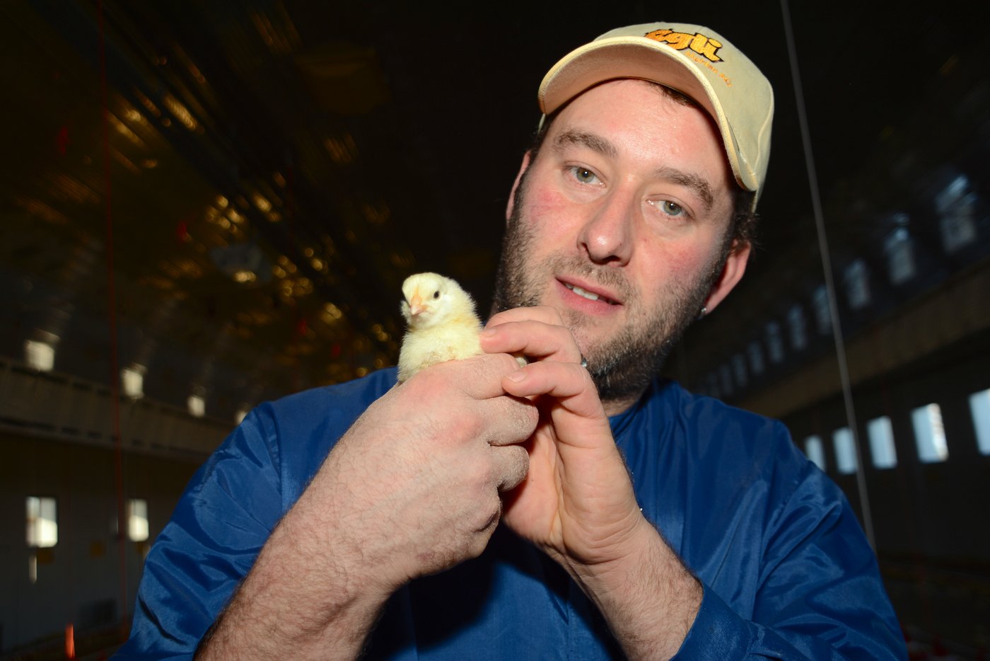 Beat Weltert vom Leidenberg in Grosswangen mit einem wenige Tage alten Küken.