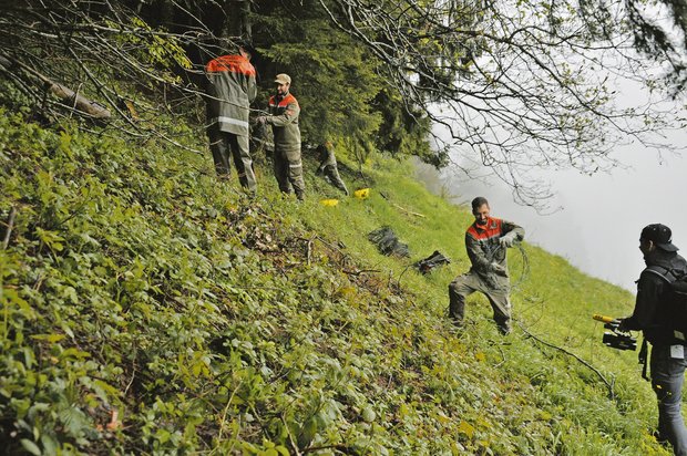 Die Zivilschutzorganisation Toggenburg entfernt auf der «Stämisegg» bei Wattwil 2,5 bis 3 Kilometer Stacheldraht.(Bild Alexandra Stückelberger)