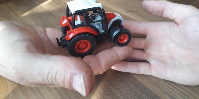 Bevor der Hof mit allem Drum und Dran übergeben wird, müssen die  Beteiligten viel reden. (Bild Renate Hurni)