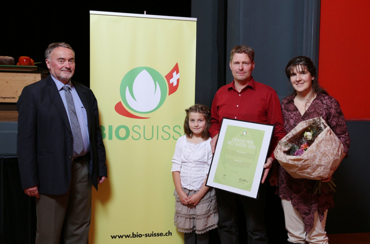 rand Prix Bio Suisse-Sieger Bernhard und Iris Hänni mit Lorena und Fritz Schneider (links), Jury-Präsident. (Bild zVg)
