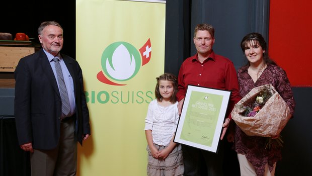 rand Prix Bio Suisse-Sieger Bernhard und Iris Hänni mit Lorena und Fritz Schneider (links), Jury-Präsident. (Bild zVg)