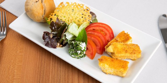 Grüner Blattsalat mit Urnäscher Edelweisskäse und Käseknoblauchchips sowie hausgemachten Brötchen. (Bild Ueli Christoffel/SRF)