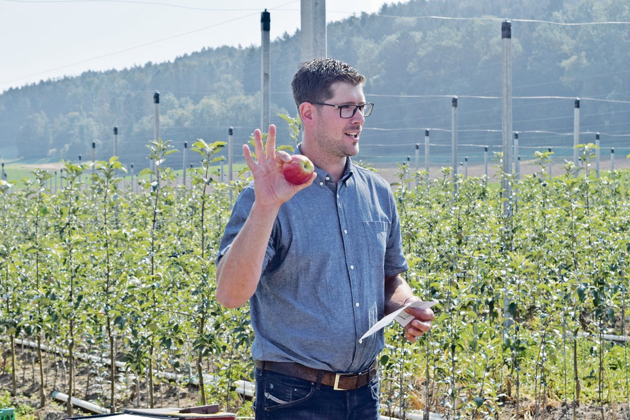 Unabhängig vom Abstimmungsresultat bedeuten die Pflanzenschutz-Initiativen nicht das Ende der Schweizer Landwirtschaft, sagt Ralph Gilg, hier an einem Anlass zum Start der Obsternte.(Bild sgi)
