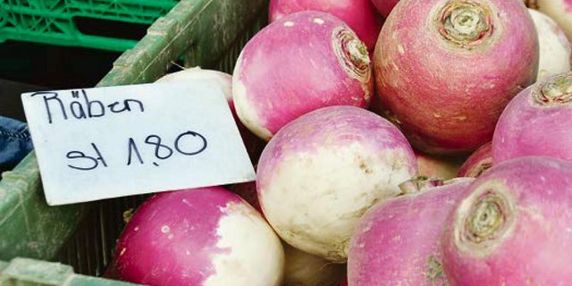 Auf dem Wochenmarkt in Winterthur geht die weisse Räbe für 1,80 Franken über den Ladentisch. (Bild nb)