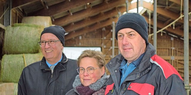 Das Betriebsleiterpaar Beat und Gabi Schürch-Wyss empfingen Medienschaffende zur Jahresmedienkonferenz des SBV auf ihrem Betrieb in Kirchberg BE. Markus Ritter bestärkte sie in dieser Aufgabe.