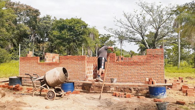 Landwirtschaftliches Bauen verläuft in Paraguay noch sehr unkompliziert im Vergleich zur Schweiz. So kann den Nachbarn einfach und rasch geholfen werden, nachdem diese ihr Heim verlassen mussten. (Bild Michèle Huber)