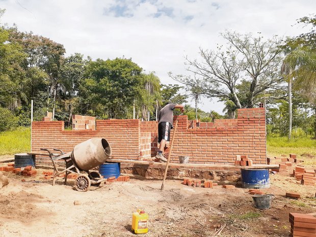 Landwirtschaftliches Bauen verläuft in Paraguay noch sehr unkompliziert im Vergleich zur Schweiz. So kann den Nachbarn einfach und rasch geholfen werden, nachdem diese ihr Heim verlassen mussten. (Bild Michèle Huber)