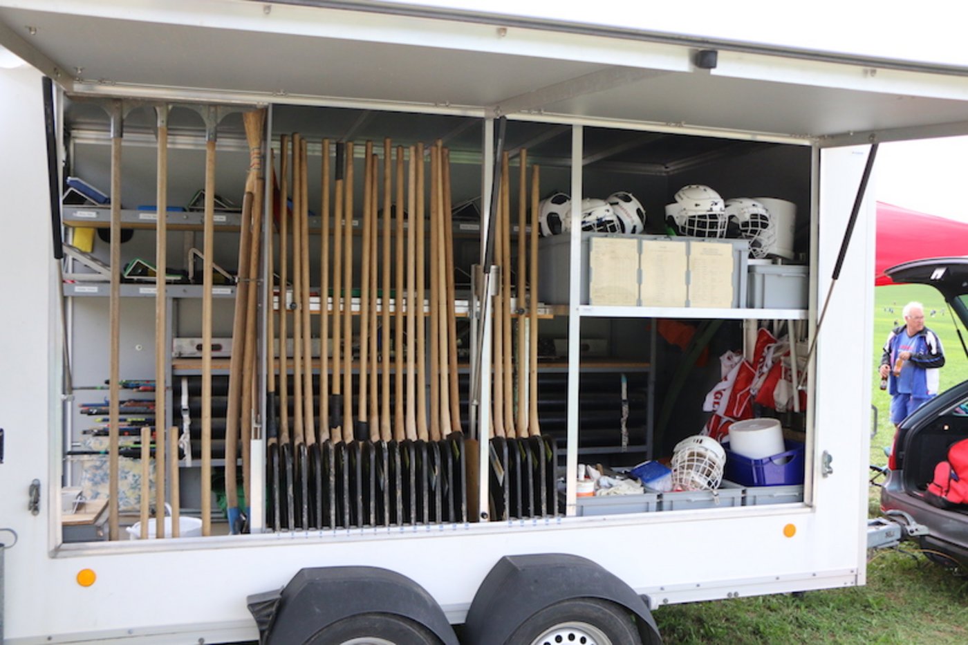 Die Hornusser-Ausrüstung wird schön versorgt im Anhänger mitgeführt.