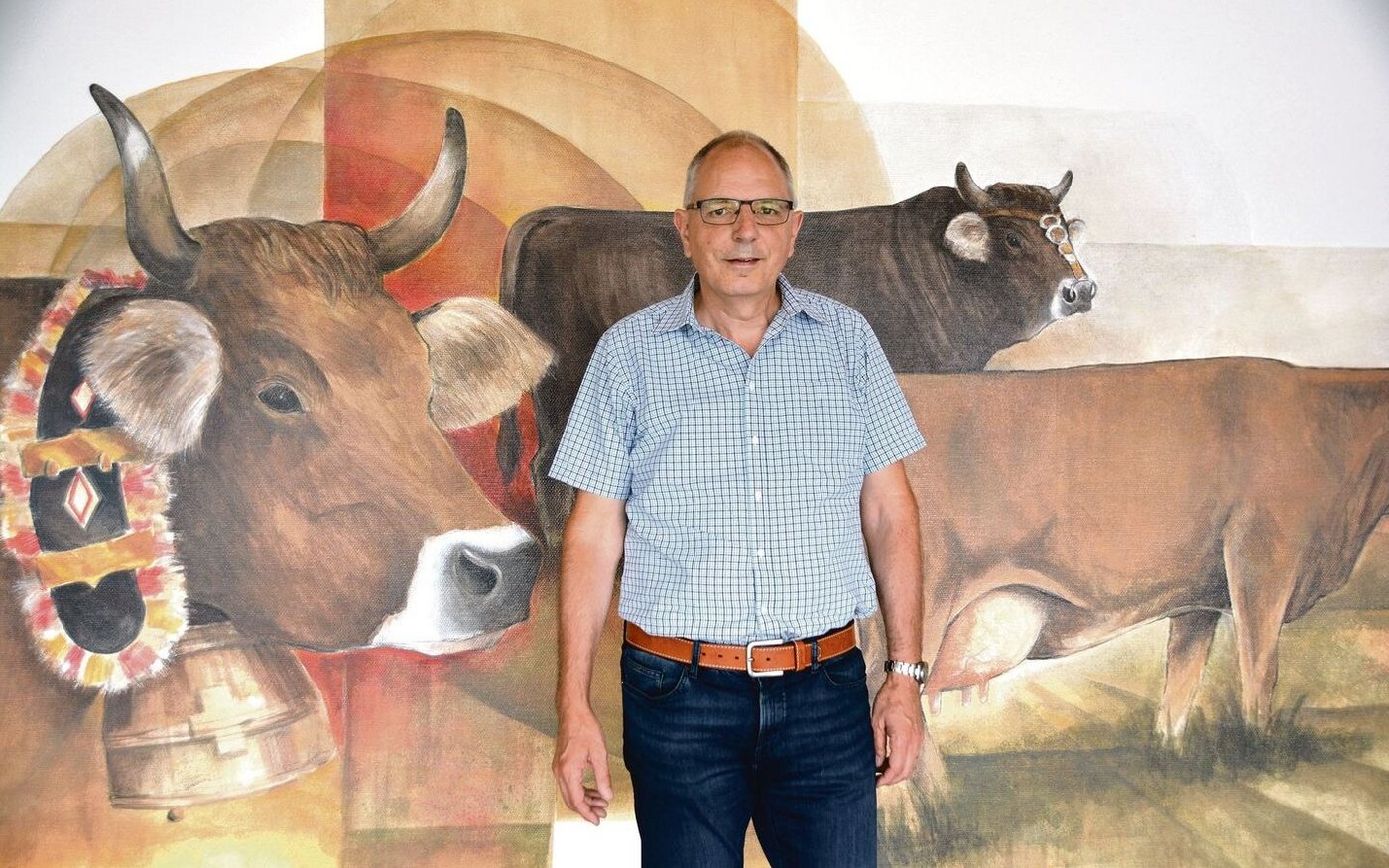 Mittendrin bis zum Schluss: Lucas Casanova vor der altehrwürdigen Wandmalerei im Eingangsbereich von Braunvieh Schweiz in Zug.