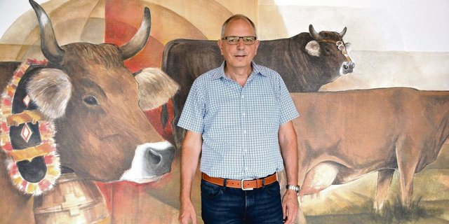 Mittendrin bis zum Schluss: Lucas Casanova vor der altehrwürdigen Wandmalerei im Eingangsbereich von Braunvieh Schweiz in Zug.