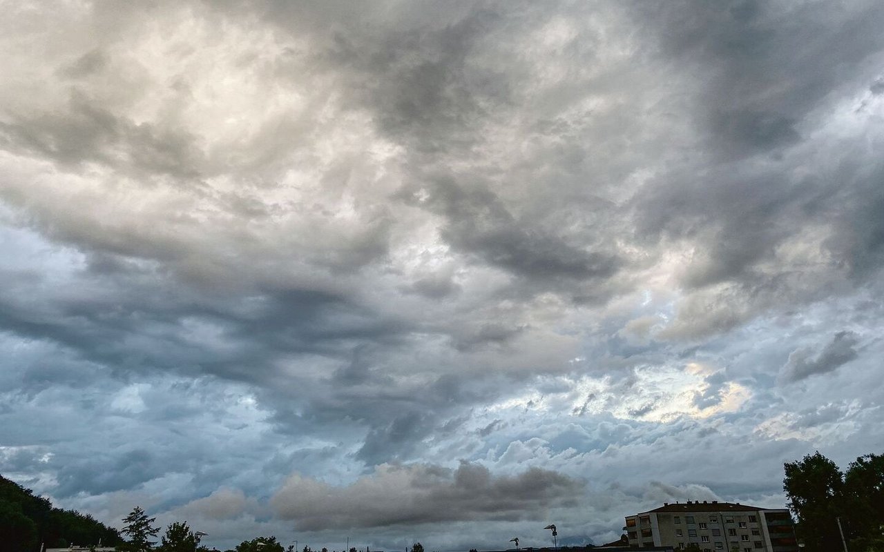 Gewitter können verschiedene Auslöser haben. Ihre Energie beziehen sie aus den Temperaturunterschieden und Luftbewegungen in der Atmosphäre. 