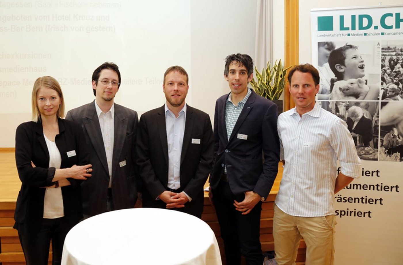 Diskutierten über Landwirtschaft in neuen Medien: Nicole Meier, Fabian Renz, Moderator Roland Wyss, Sandro Spaeth und Sven Ruoss (v.l.n.r.). (Bild ji)