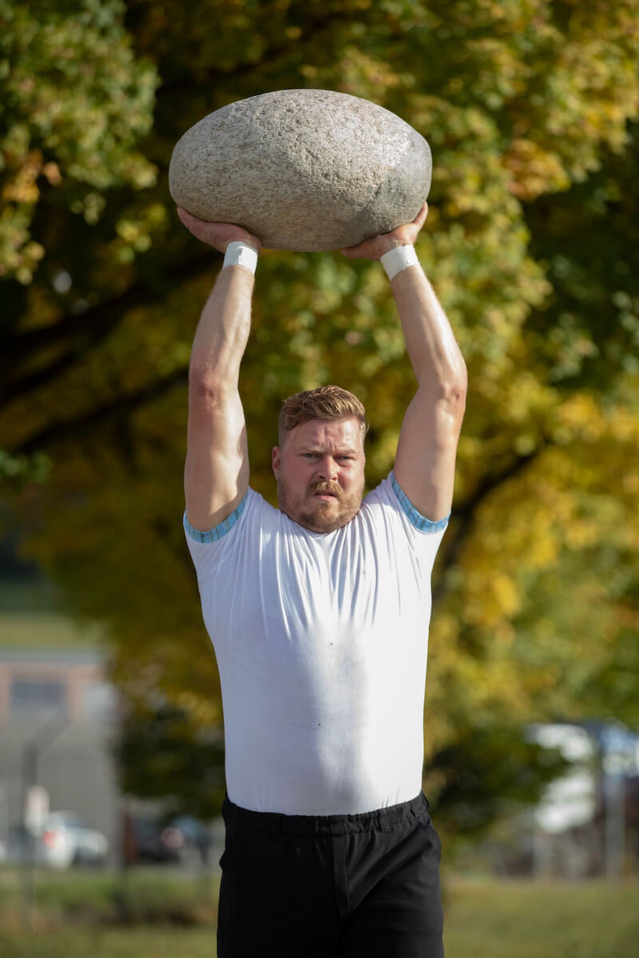 Das Heben des 85 kg schweren Steines fasziniert Martin Jakober. 