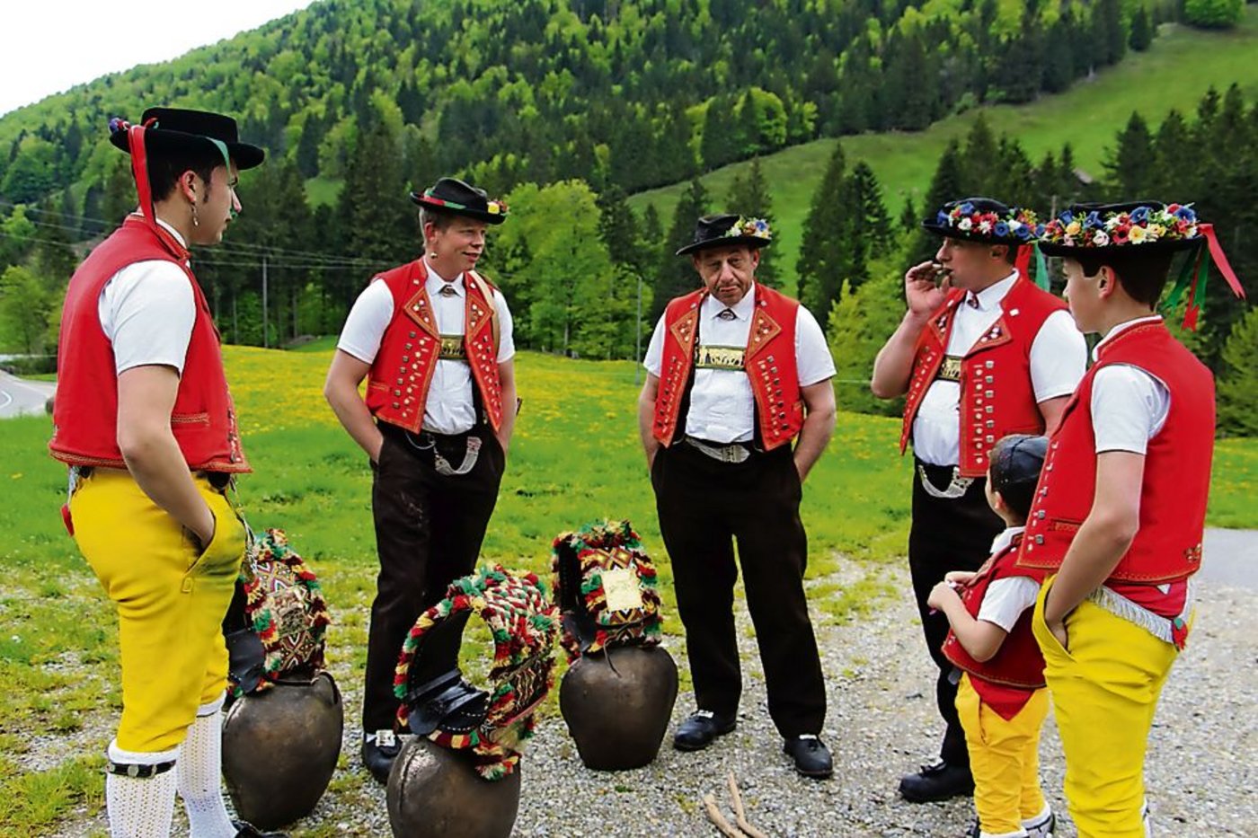 Im Ziel angekommen wird erst ein Stumpen geraucht, um anschliessend noch einmal zu zauren. Thomas gibt diesmal erfolgreich den Ton an.