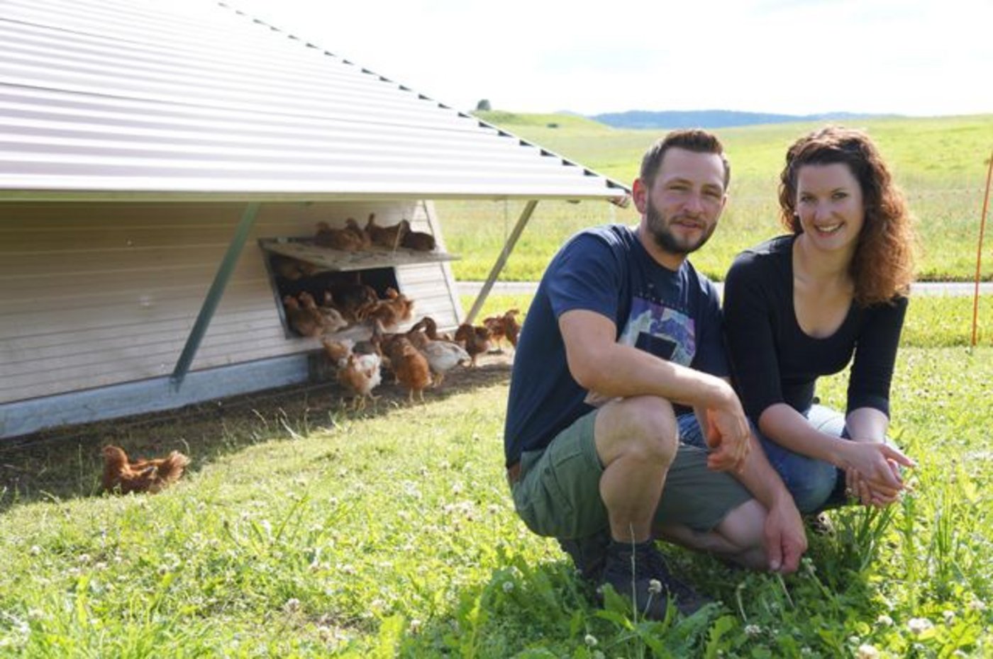 Andrea Egger und Tobias Leutenegger sind von der Biopouletmast begeistert. (Bilder Martin Brunner)