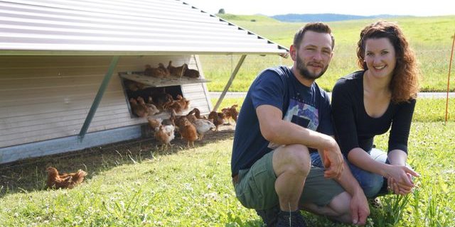 Andrea Egger und Tobias Leutenegger sind von der Biopouletmast begeistert. (Bilder Martin Brunner)
