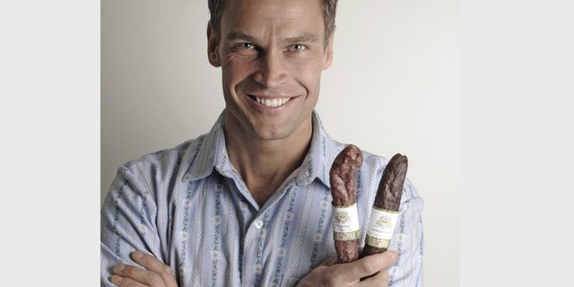 Die Trockenwürste, die Renzo Blumenthal in seinem Hofladen verkauft, werden aus Schweinefleisch aus Freilandhaltung hergestellt. Das war nicht wirklich so geplant. (Bild renzo.blumenthal.ch)