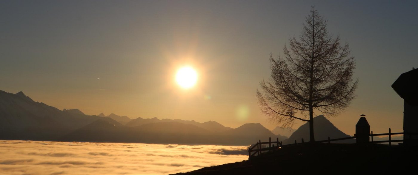 Bauern in der Bergzone ist anspruchsvoll. Von Freiwilligeneinsätzen können beide Seiten profitieren. (Bild Caritas)