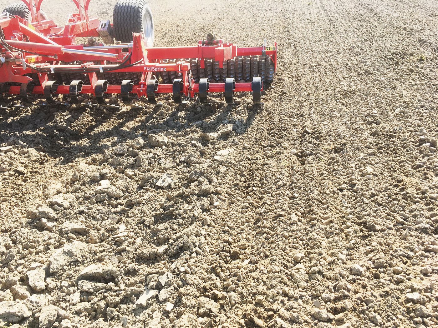 Vor der Maissaat wird mit der Güttlerwalze, mit dem Flatspring-Aufbau, gewalzt. (Bild pw)