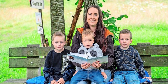 Sahra Brun-von Flüe mit ihren drei Buben (v. l.) Noah (6,5), Fabio (2,5) und Dario (4,5) am Büechli lesen beim Start des Themenweges bei der Bohrplatte Finsterwald.