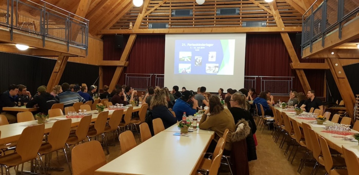 Die abendliche Versammlung endete mit einem gemeinsamen Znacht. 