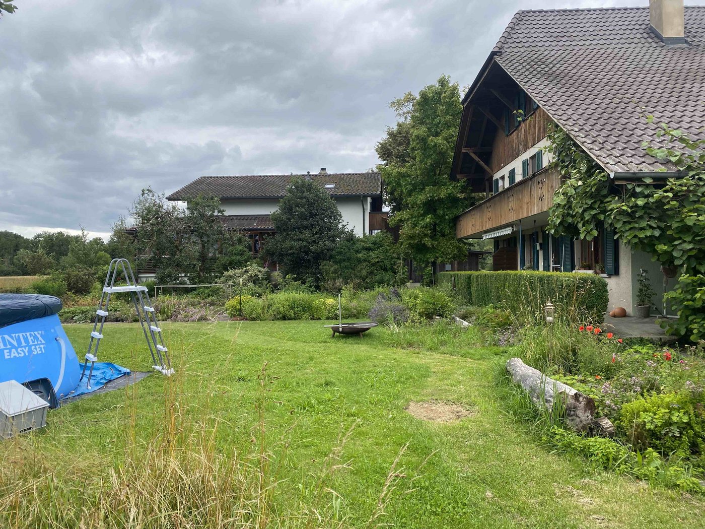 Margrit Lehmann wohnt mit ihrer Familie im Bauernhaus (rechts). Im Stöckli (links) leben ihre Schwiegereltern. 