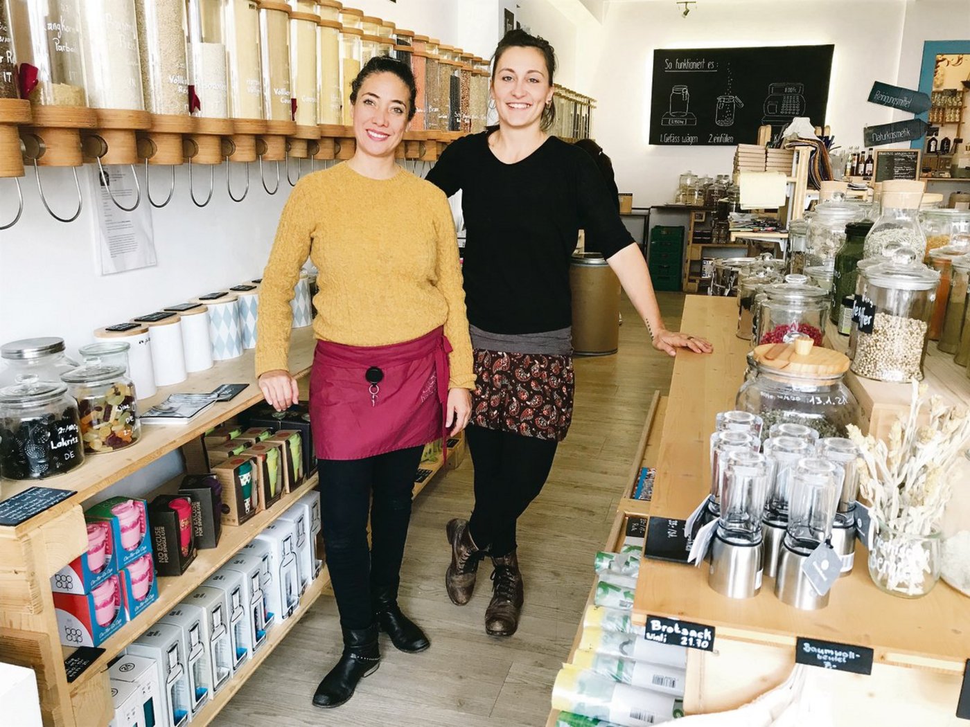 Adriana Puente (links) und Iris Huber sind die Gründerinnen von "Bare Ware". Sie bieten ihr Sortiment im Offenverkauf an, das sie möglichst von Kleinbetrieben beziehen. (Bilder Alexandra Stückelberger)