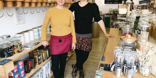Adriana Puente (links) und Iris Huber sind die Gründerinnen von "Bare Ware". Sie bieten ihr Sortiment im Offenverkauf an, das sie möglichst von Kleinbetrieben beziehen. (Bilder Alexandra Stückelberger)