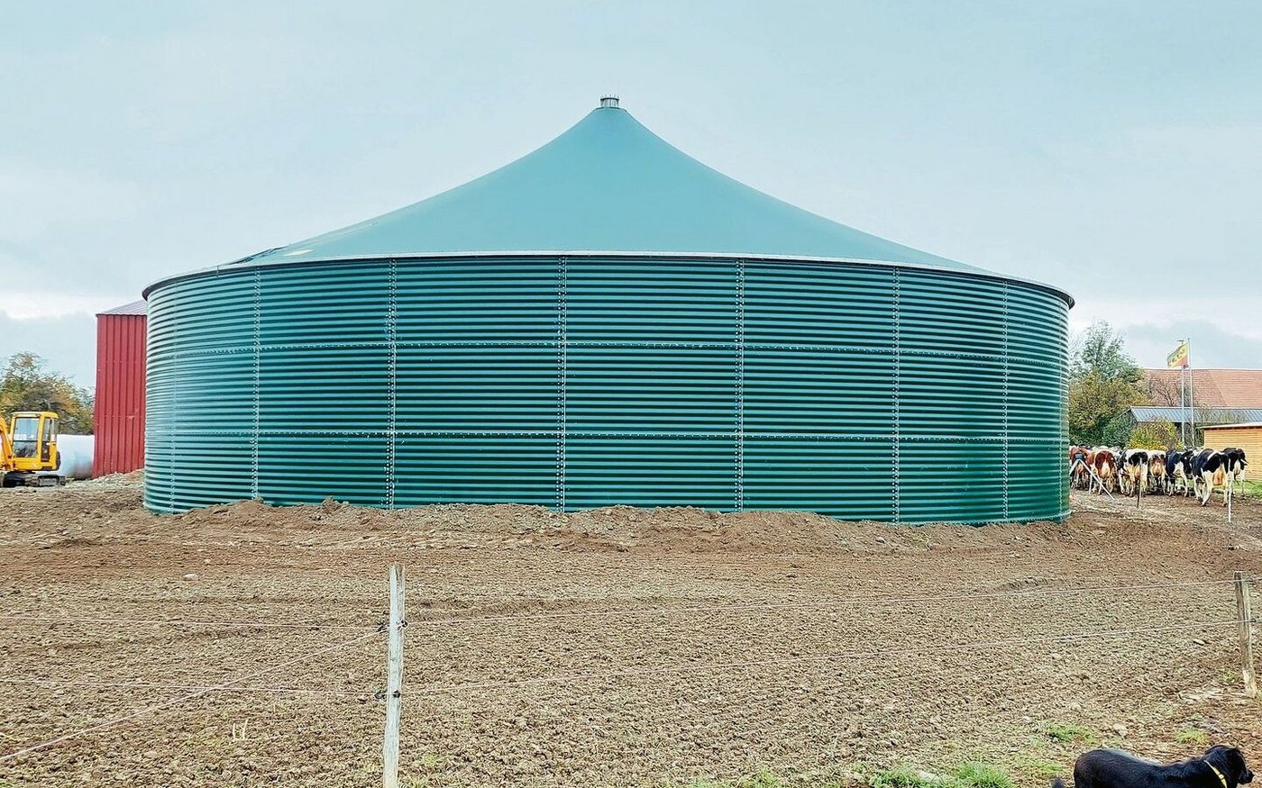 Vor allem zu Stichworten wie Anbindeställen, Gülle oder Pestiziden sind die Medienberichte aus Sicht der Bäuerinnen und Bauern nicht immer neutral und ausreichend recherchiert.