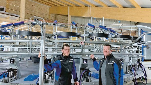 Gruyère-Produzent springt aufs Karussell nach Melkroboter-Verbot Bertrand Godel (r.) und sein Bruder Pascal vor ihrem neuen Melkkarussell, das seit Mitte November 2020 läuft. (Bild zVg)