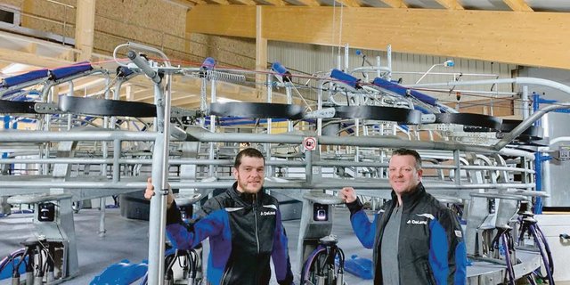 Bertrand Godel (r.) und sein Bruder Pascal vor ihrem neuen Melkkarussell, das seit Mitte November 2020 läuft. (Bild zVg)