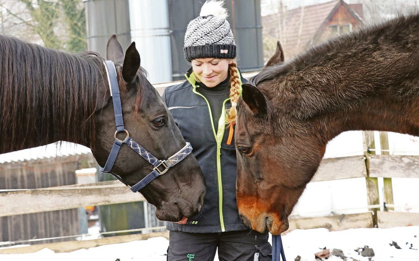 Die Stute Maya Bleu (rechts) war schon in der Lehre Nadia Burgers Begleiterin, links ihr Sohn Magic Mike.