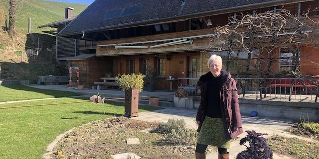 Einen Ausgleich zu ihrem Beruf als Pflegeexpertin findet Silvia Lüdi zu Hause mit Gartenarbeit. (Bilder Esther Thalmann)