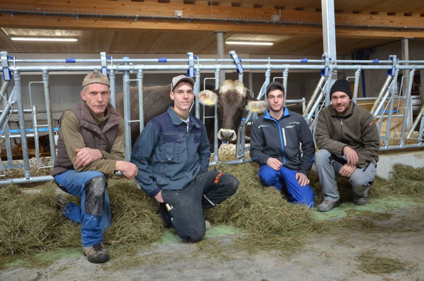Hansruedi Siegrist (links) und seine Söhne Dominik, Patrik und Florian haben den doppelstöckigen Stall praktisch in Eigenregie geplant und gebaut. (Bild Aline Küenzi)
