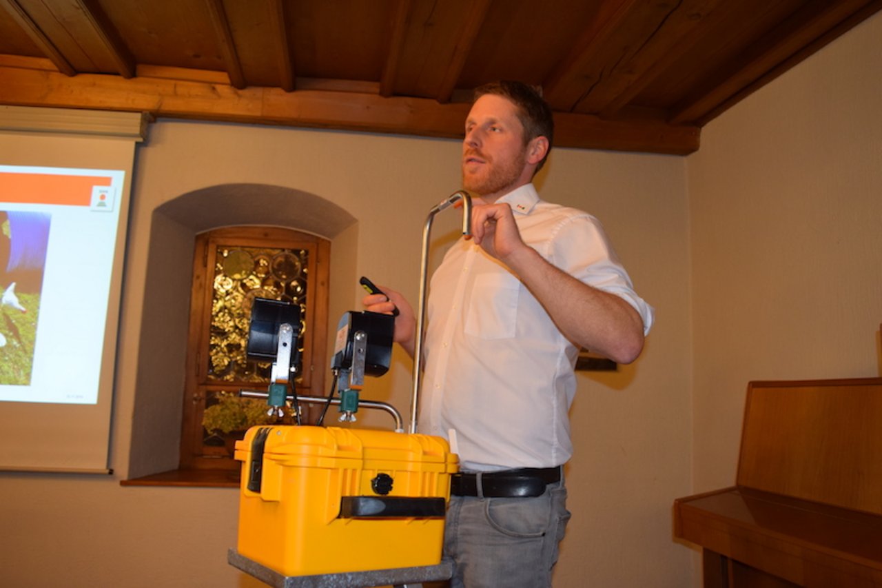 Lucas Vogt, Geschäftsführer von KWS Schweiz, erklärt, wie das Gerät funktioniert. (Bilder sgi)